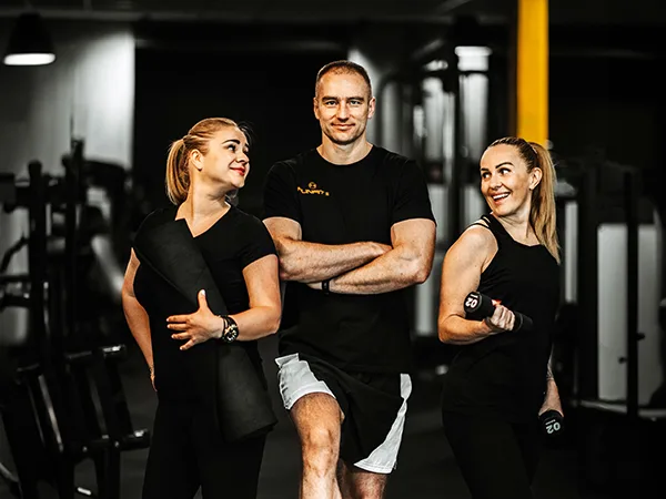 Trójka trenerów personalnych Funfit II pozuje na siłowni
