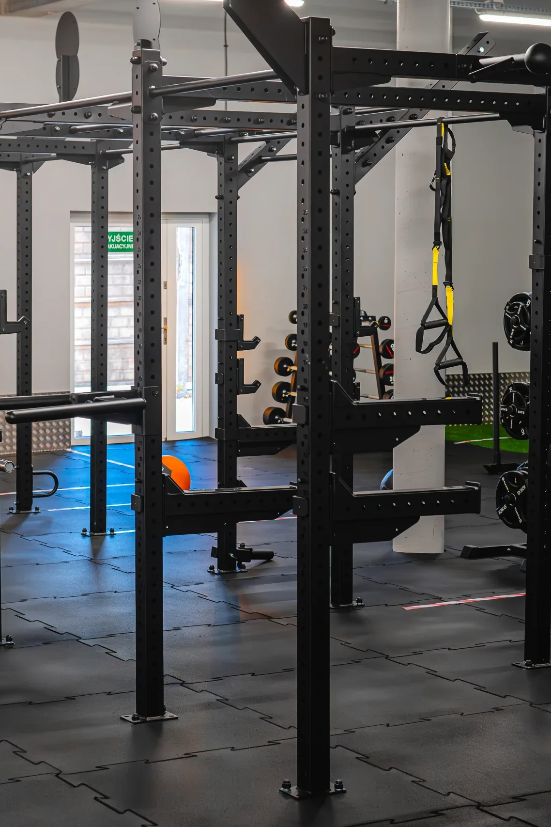 Klatka do treningu funkcjonalnego z taśmami TRX i kettlebellami – siłownia Funfit II Bohaterów Getta 9 w Nowej Soli