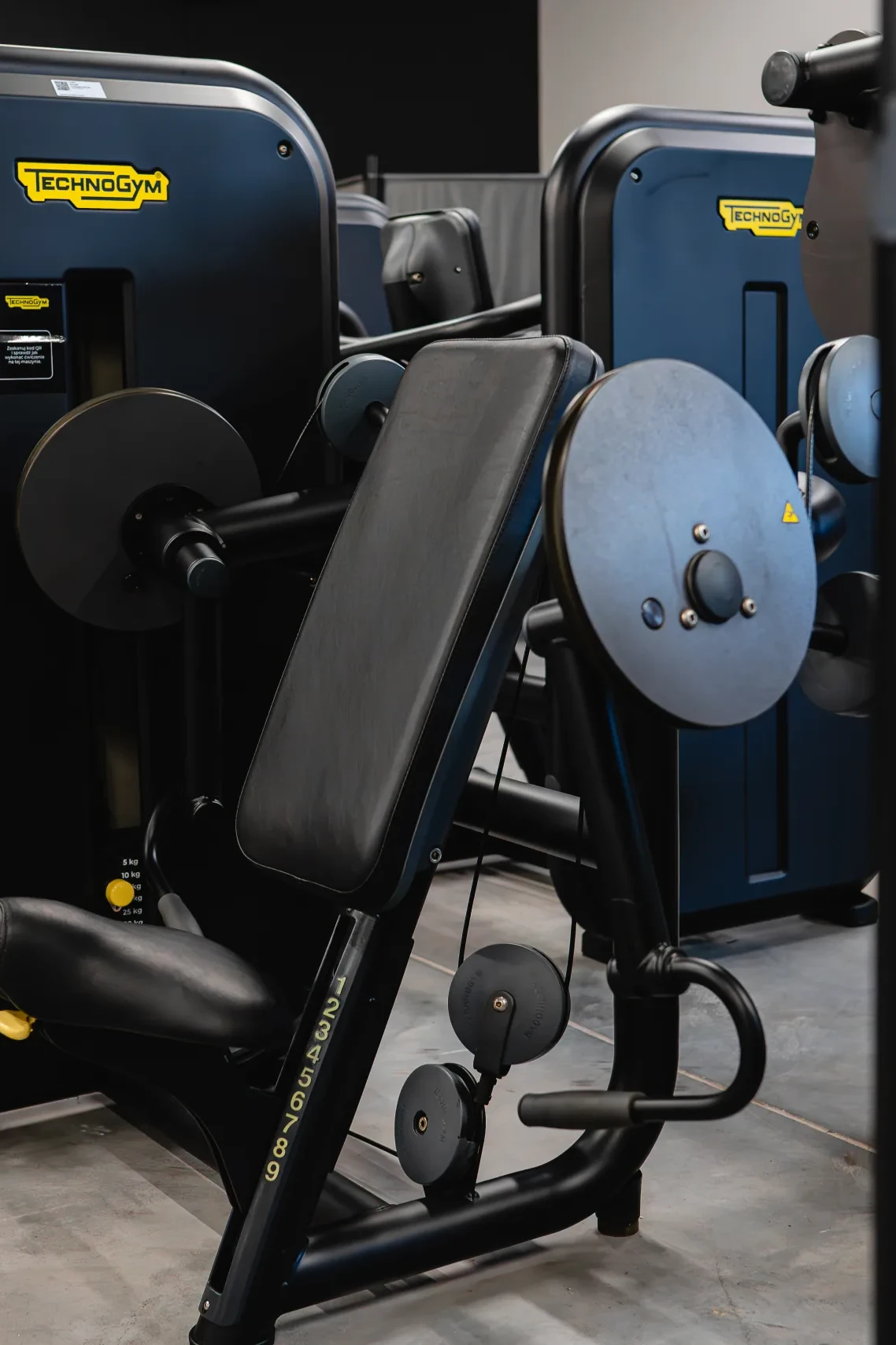 Maszyna Technogym do uginania ramion na biceps i kolejne maszyny siłowe – siłownia Funfit II Bohaterów Getta 9 w Nowej Soli