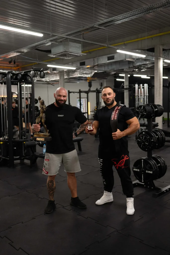 Łukasz Mizera i Szymon Dziubek, trenerzy Funfit II, z trofeami kulturystycznymi na otwarciu klubu w Nowej Soli